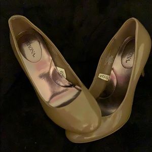 Tan colored pumps 2.5 in heel.